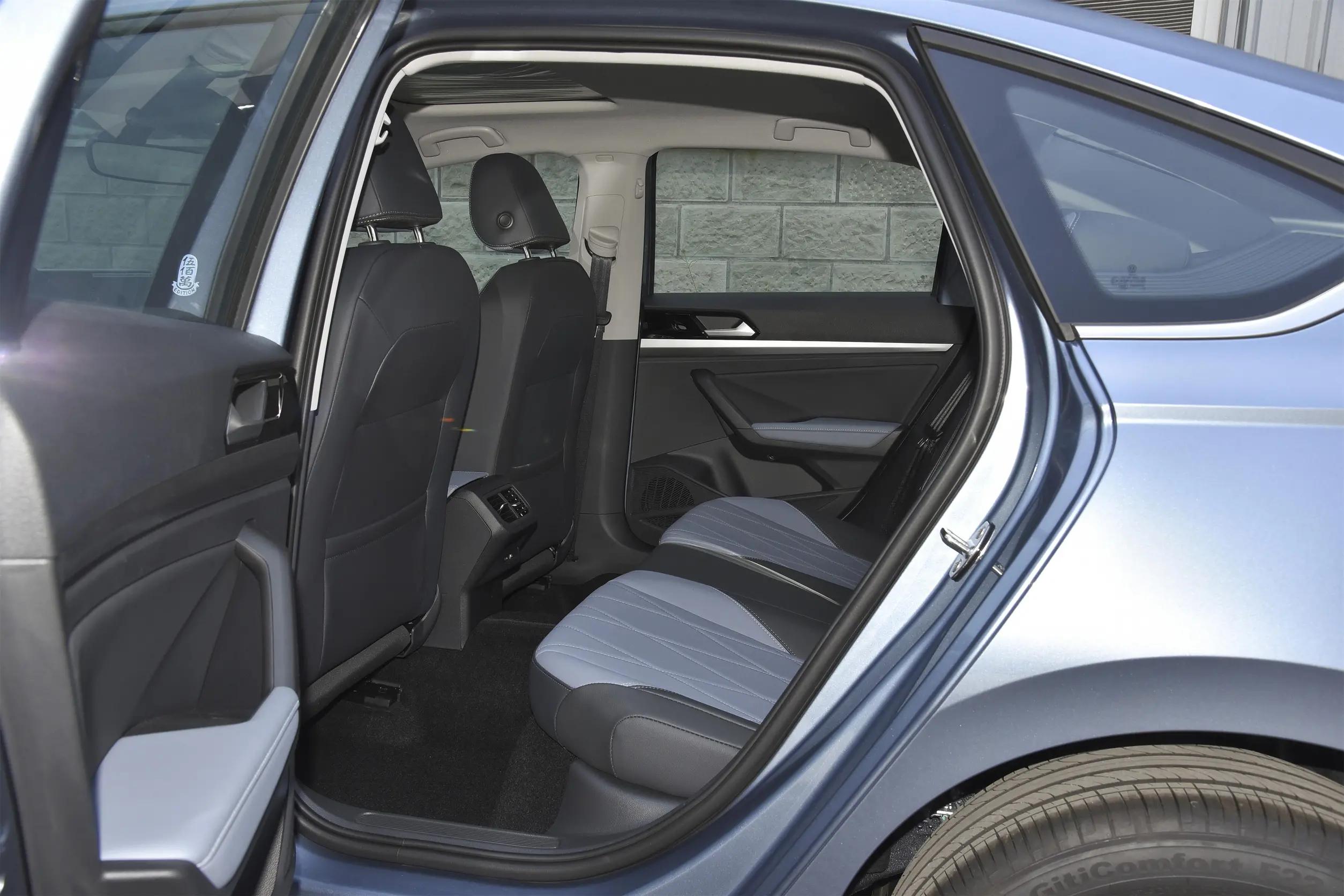 绕不开的大众高性价比三厢家轿，燃92号油就能跑，带你看大众朗逸