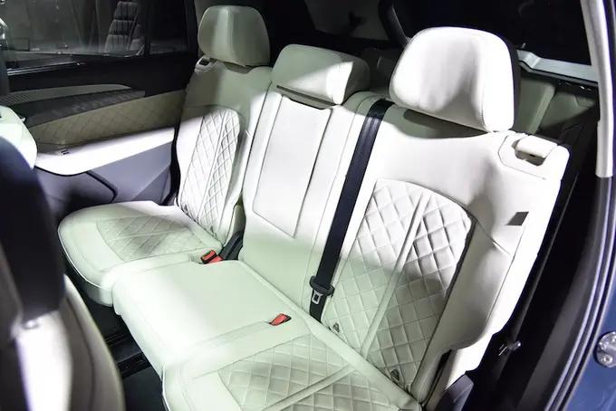 奥迪q62023燃油款落地多少钱,奥迪q6对比奥迪q7