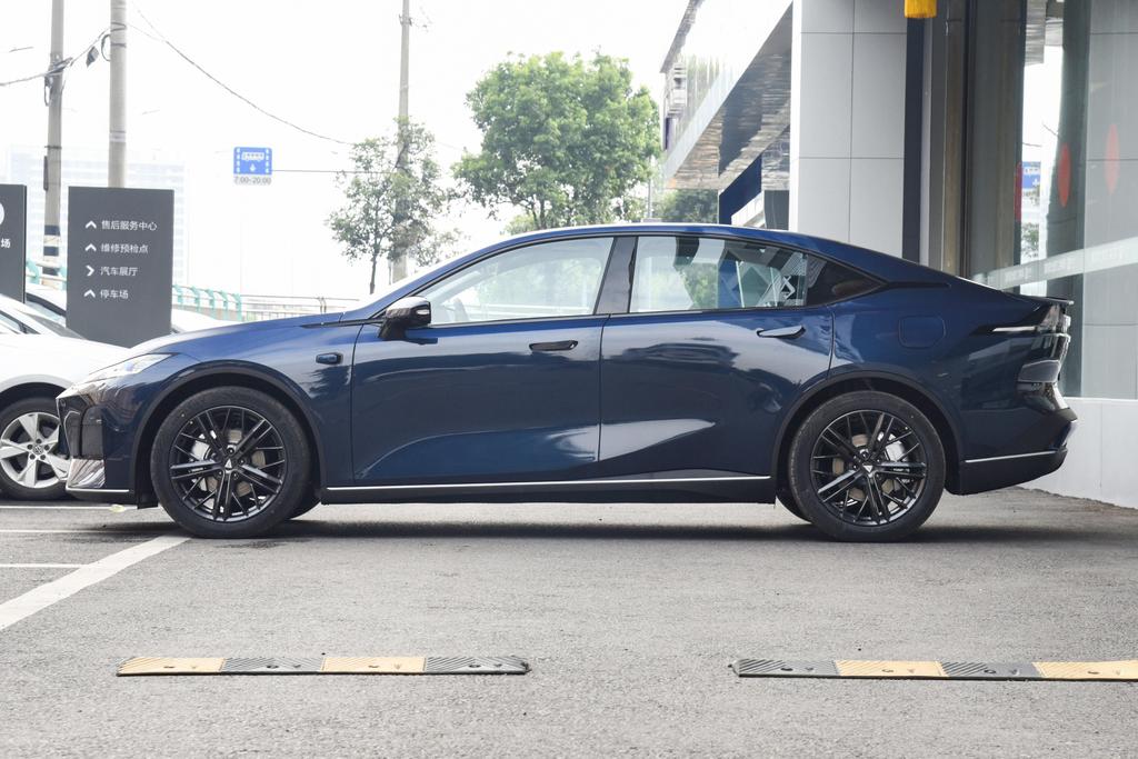 20万国产燃油轿车的王炸,20万级电轿里的王炸