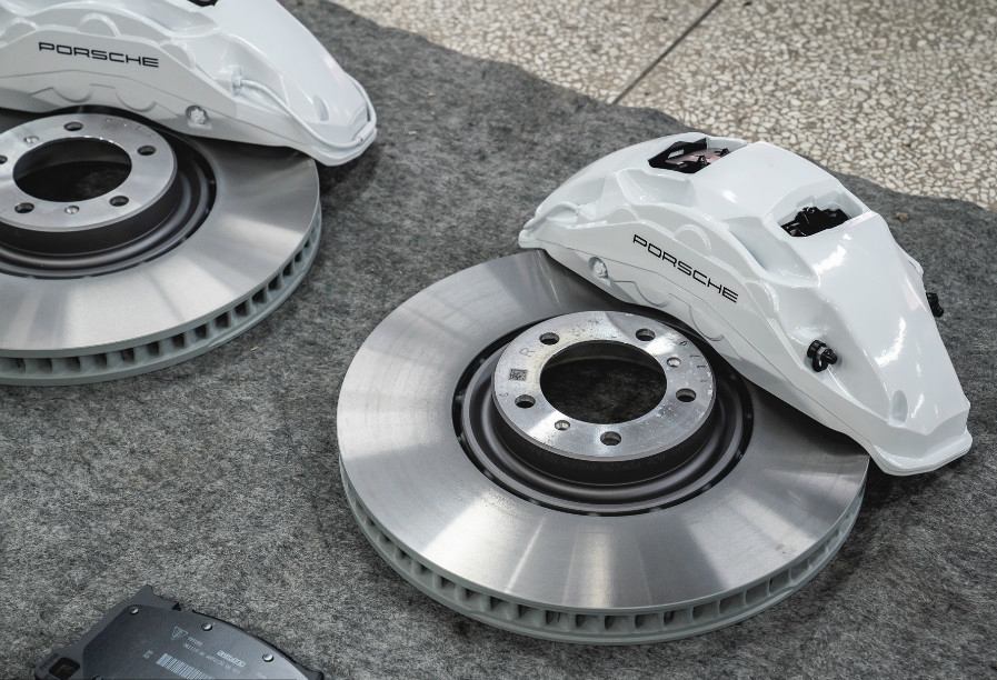 保时捷panamera加装排气 (保时捷panamera改白色刹车)