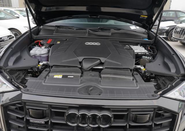 奥迪q8到店3.0t配四驱操控给力,24款奥迪q8五座顶配版