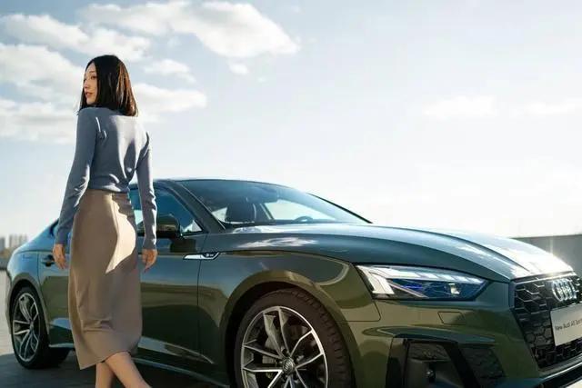 奥迪a53.0t,2019款奥迪a5sportback战斗绿街拍