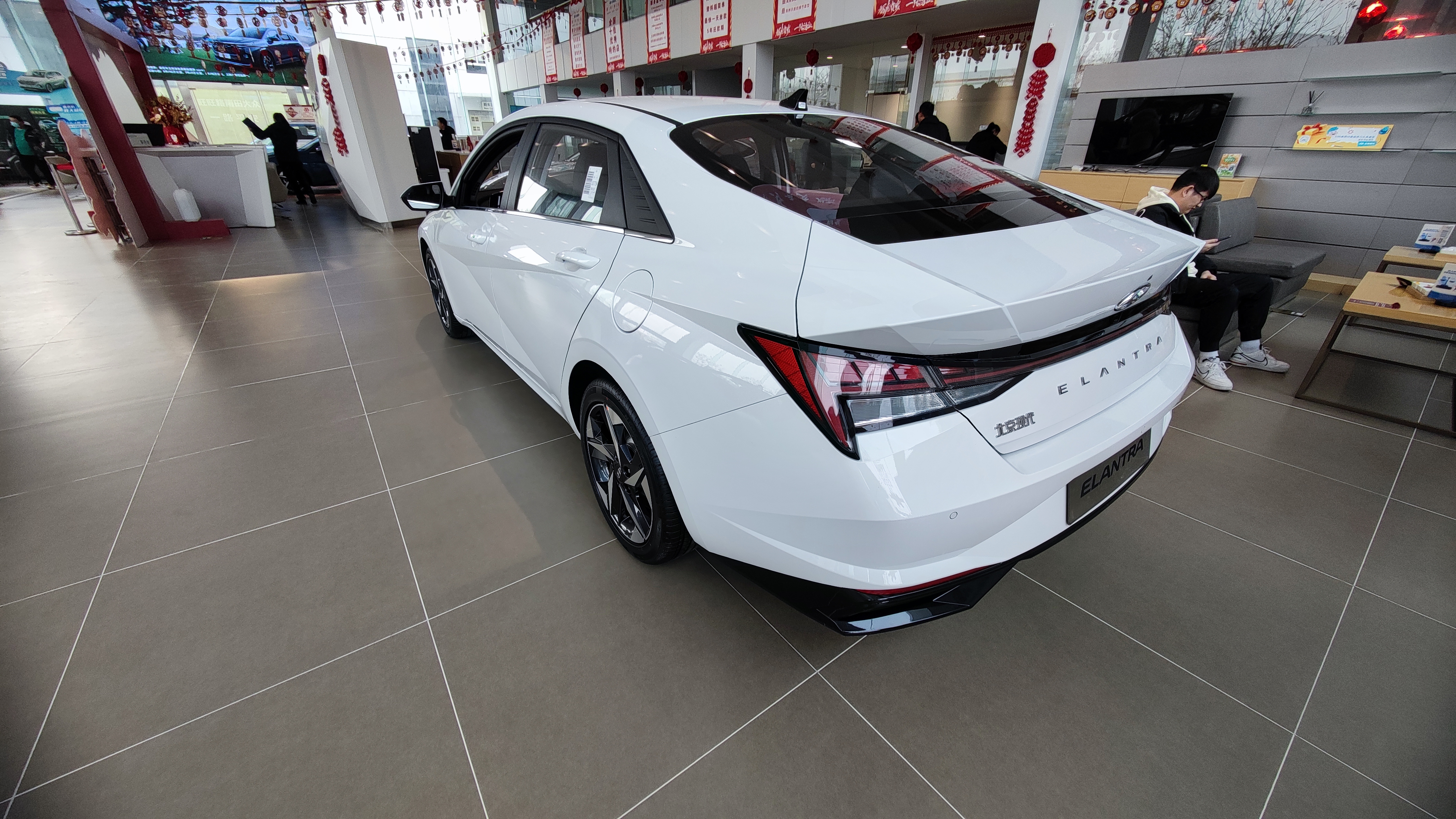 日产经典轩逸对比2023现代伊兰特,2022款现代伊兰特图片