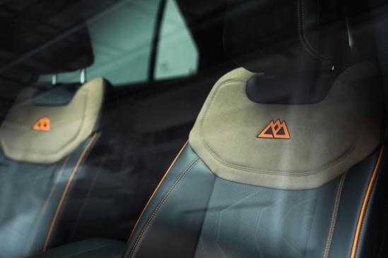 福特探险者昆仑巅峰版银色越野,福特探险者昆仑版2024款落地价