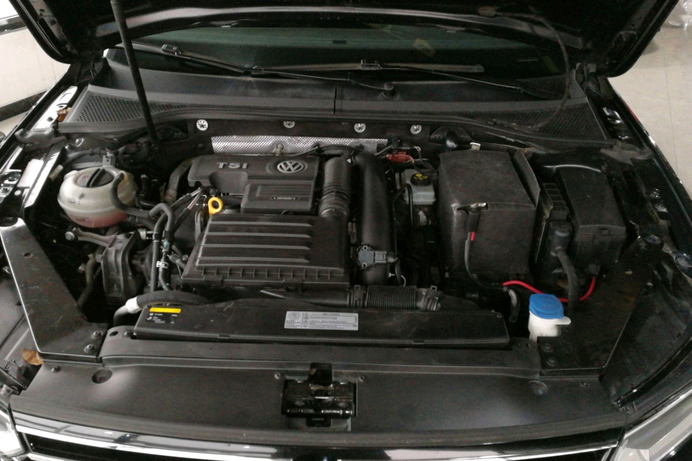 09年迈腾1.8t废气管漏油有没有影响,迈腾发动机漏油维修多少钱