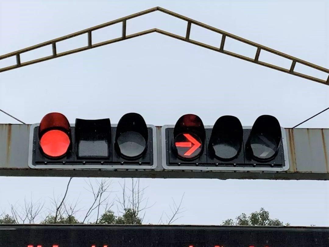 右转是红灯忘了打转向灯会扣分吗,如果前方是红灯等待右转扣分吗