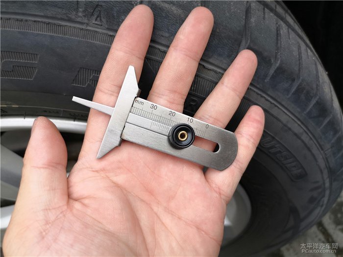 轮胎9年了才跑3万公里要换吗,轮胎被马路牙子刮破点皮要换吗