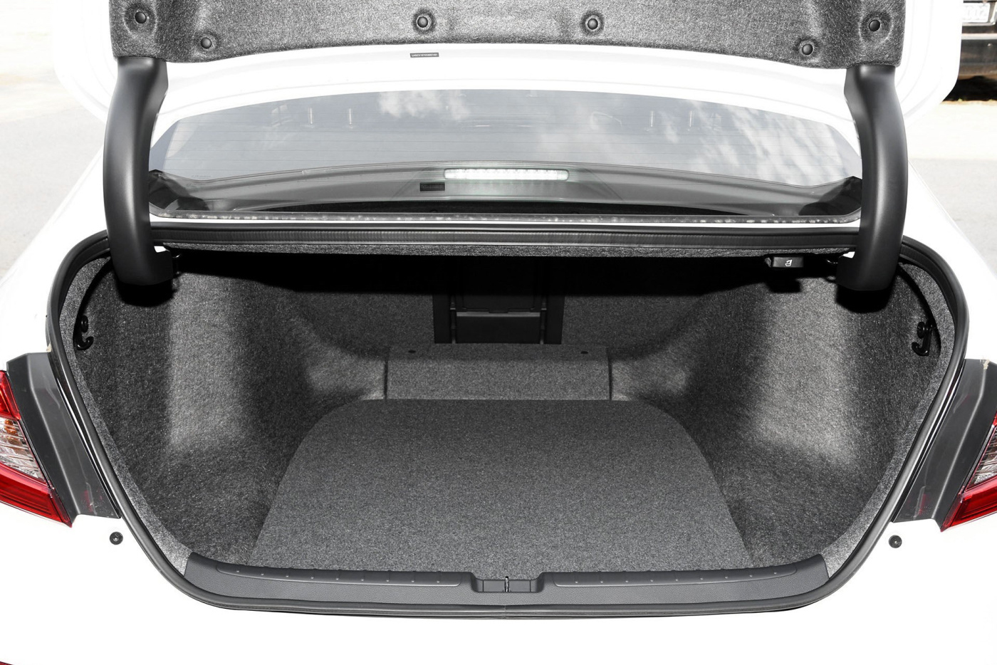 雅阁后备箱门一打开咯吱响,雅阁后车门降窗关门异响