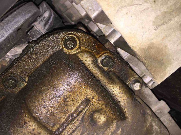 行驶过程中怎么发现发动机漏机油,发现机油漏光了怎么办