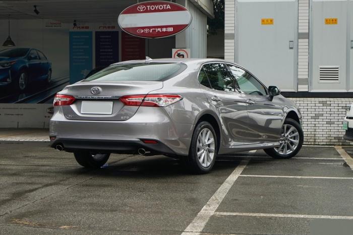 详解丰田凯美瑞，一车双造型，标配10气囊，实惠又省油，你看咋样