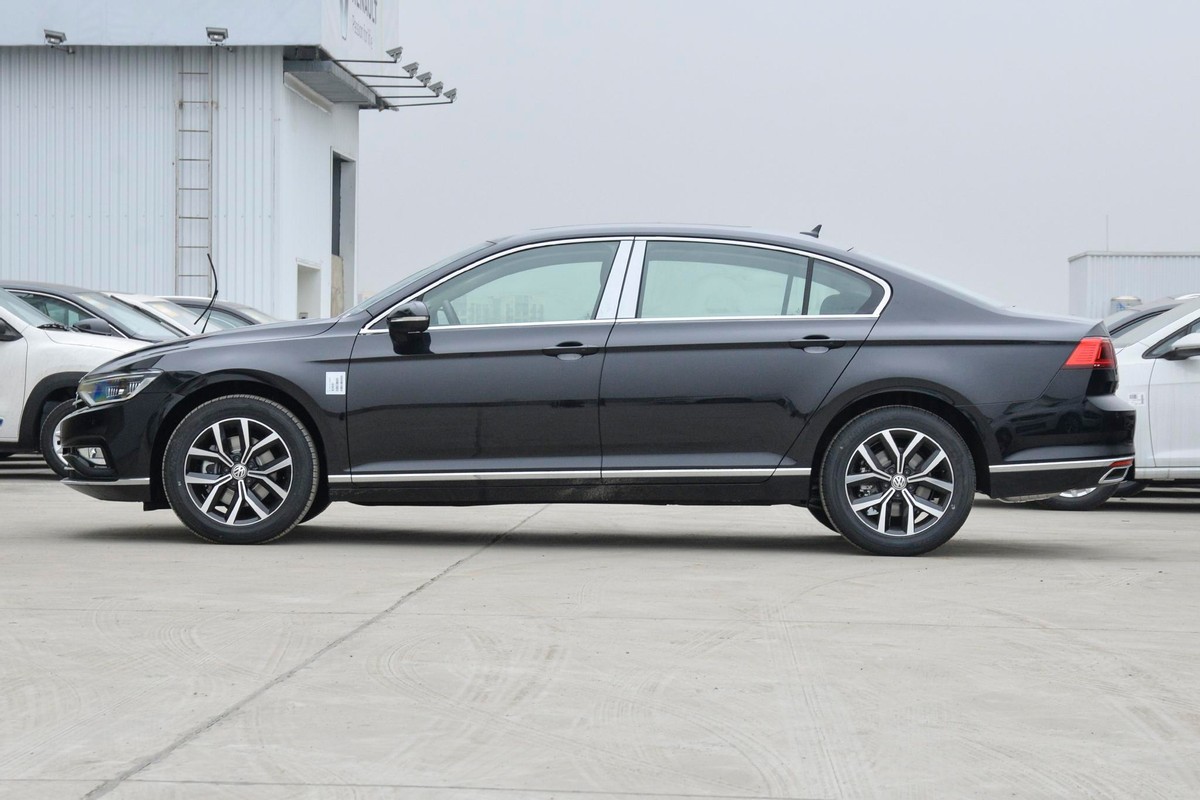 体验2.0T领先型大众迈腾,外观漂亮、空间大,预算20万出头可参考