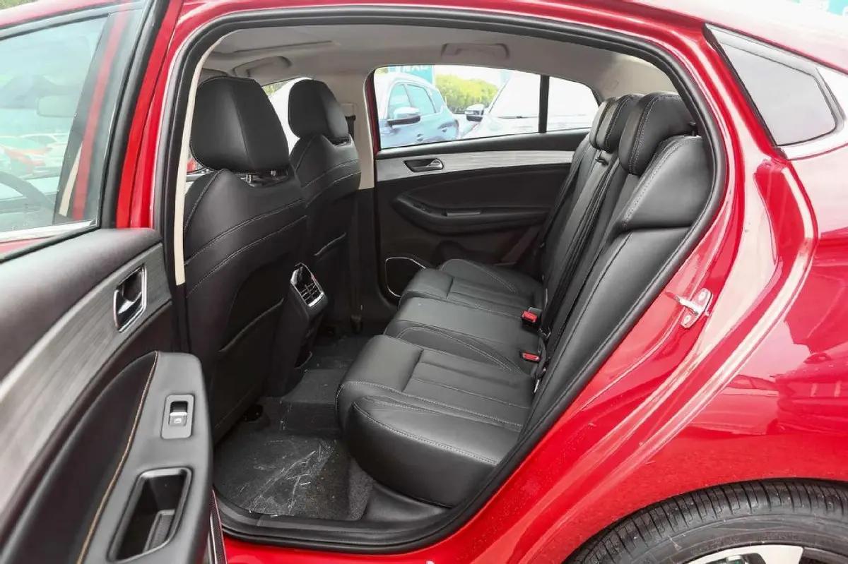 顶配9.99万，两套动力可选，全系自动挡，省油好开