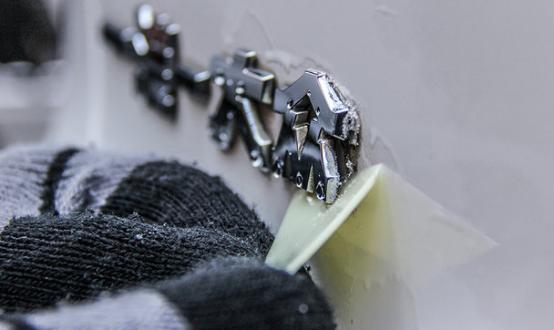 汽车尾部标志怎么抠掉不留胶,汽车尾标怎么抠掉不伤漆