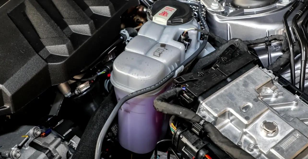 奥迪a7和奔驰e300l哪个好,四驱奥迪a7l