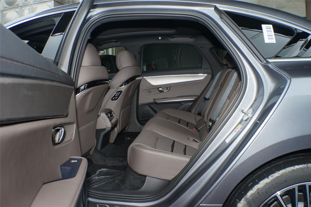 中央是一个15.6英寸液晶屏幕和各种功能按钮