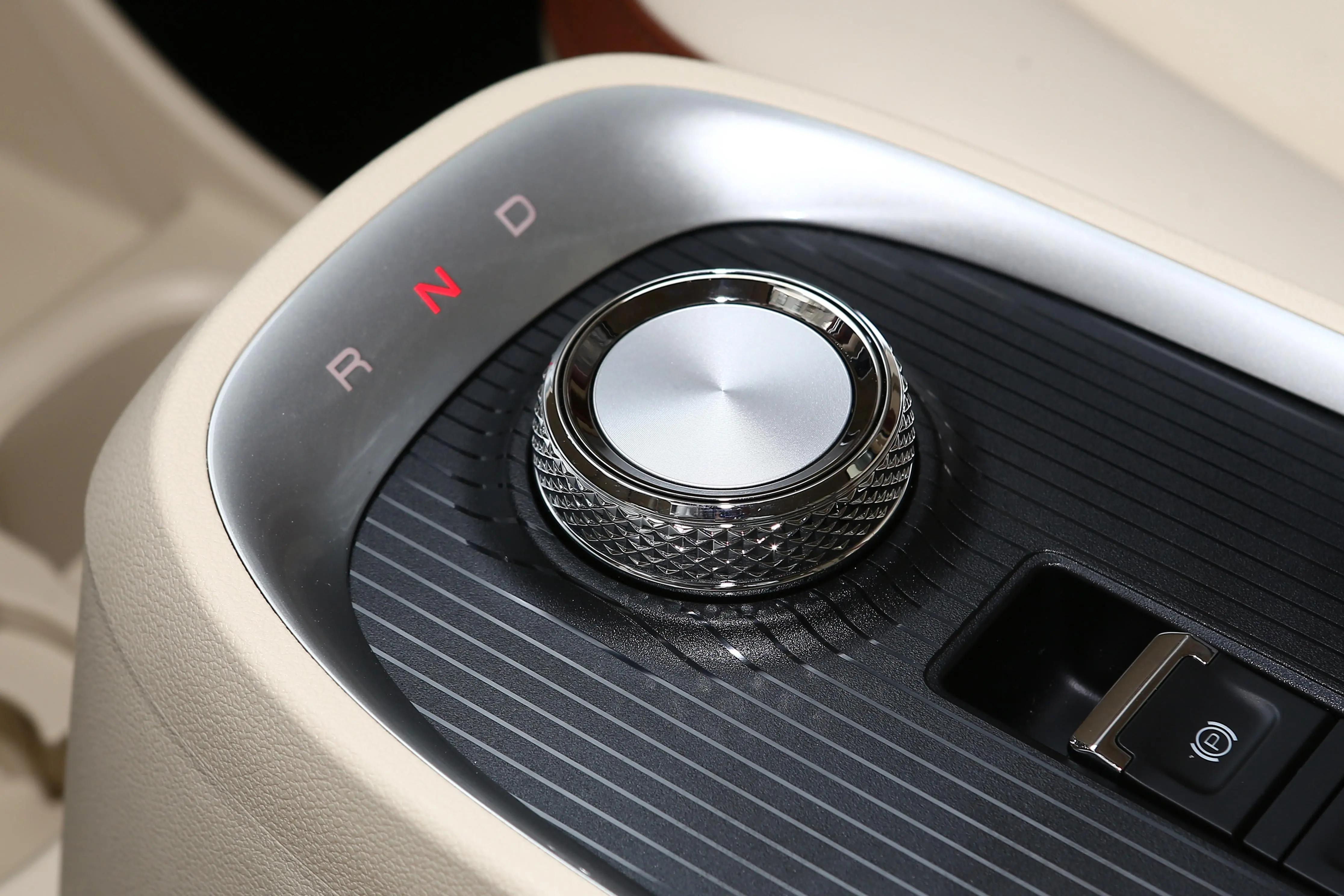 小姐姐开的燃油版车6万超高颜值 (一款非常适合小姐姐的代步神车)