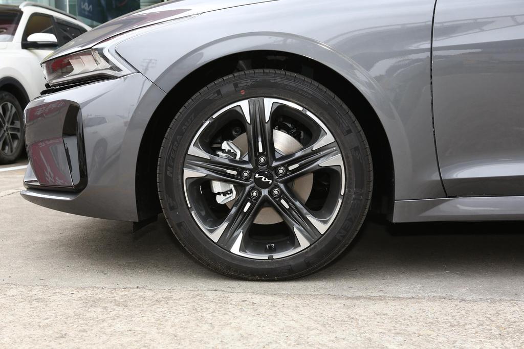 起亚k5适合家用吗,实用油耗低毛病少的家用车