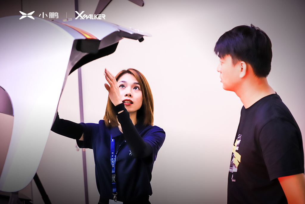 小鹏p7大规模交付正式启动,小鹏p7提车小姐姐