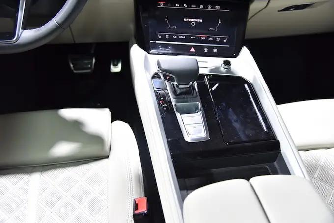 奥迪q62023燃油款落地多少钱,奥迪q6对比奥迪q7