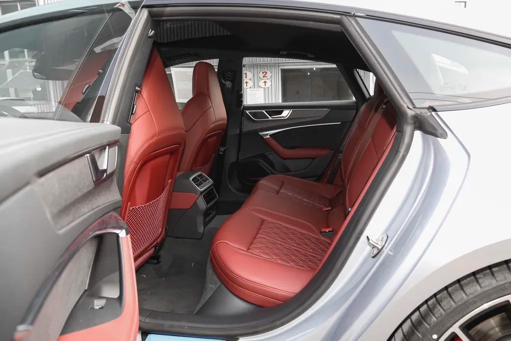 适合中年人的百万豪车,适合年轻人的百万豪车