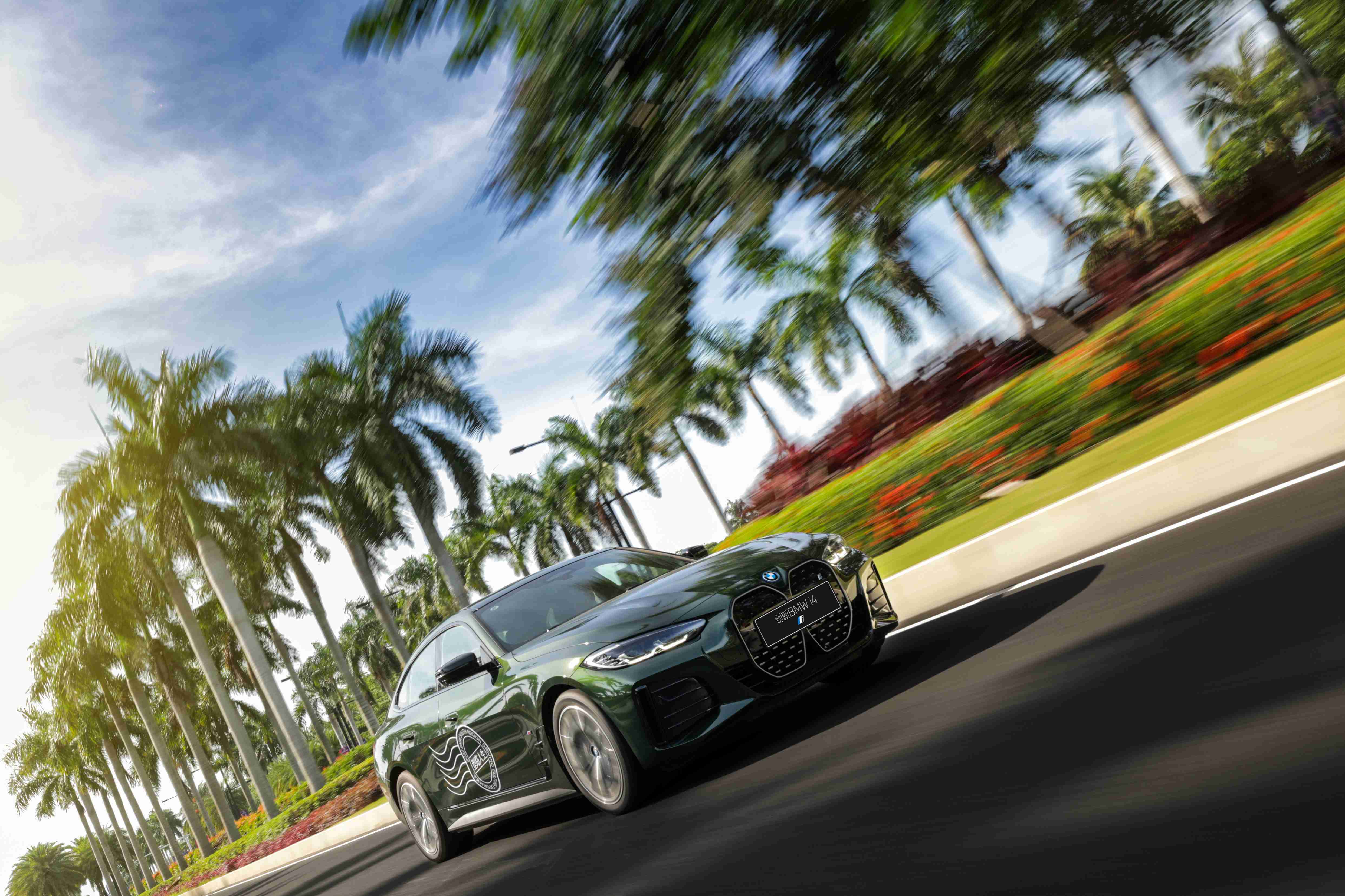 bmw鍗楀尯涓変簹,bmw鏂板勾鏃呰