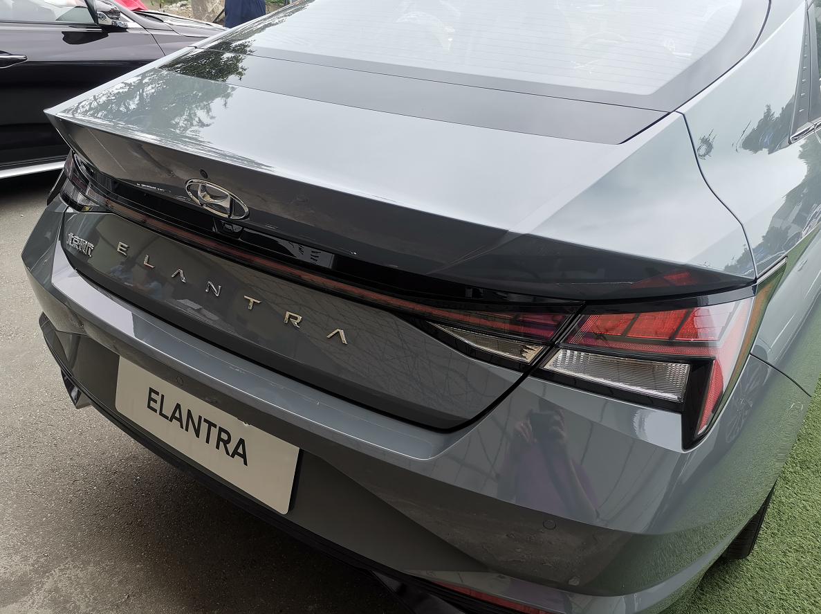 怪不得销量这么好!实用耐看还省油,油耗5.2L,带你看现代伊兰特