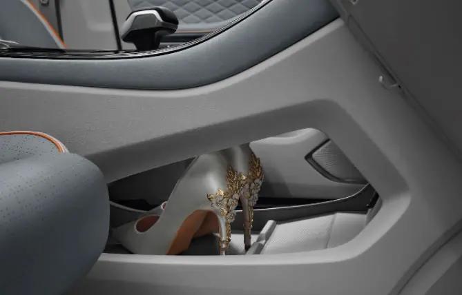 七座顶配豪华版风行游艇,中型mpv风行游艇多少钱