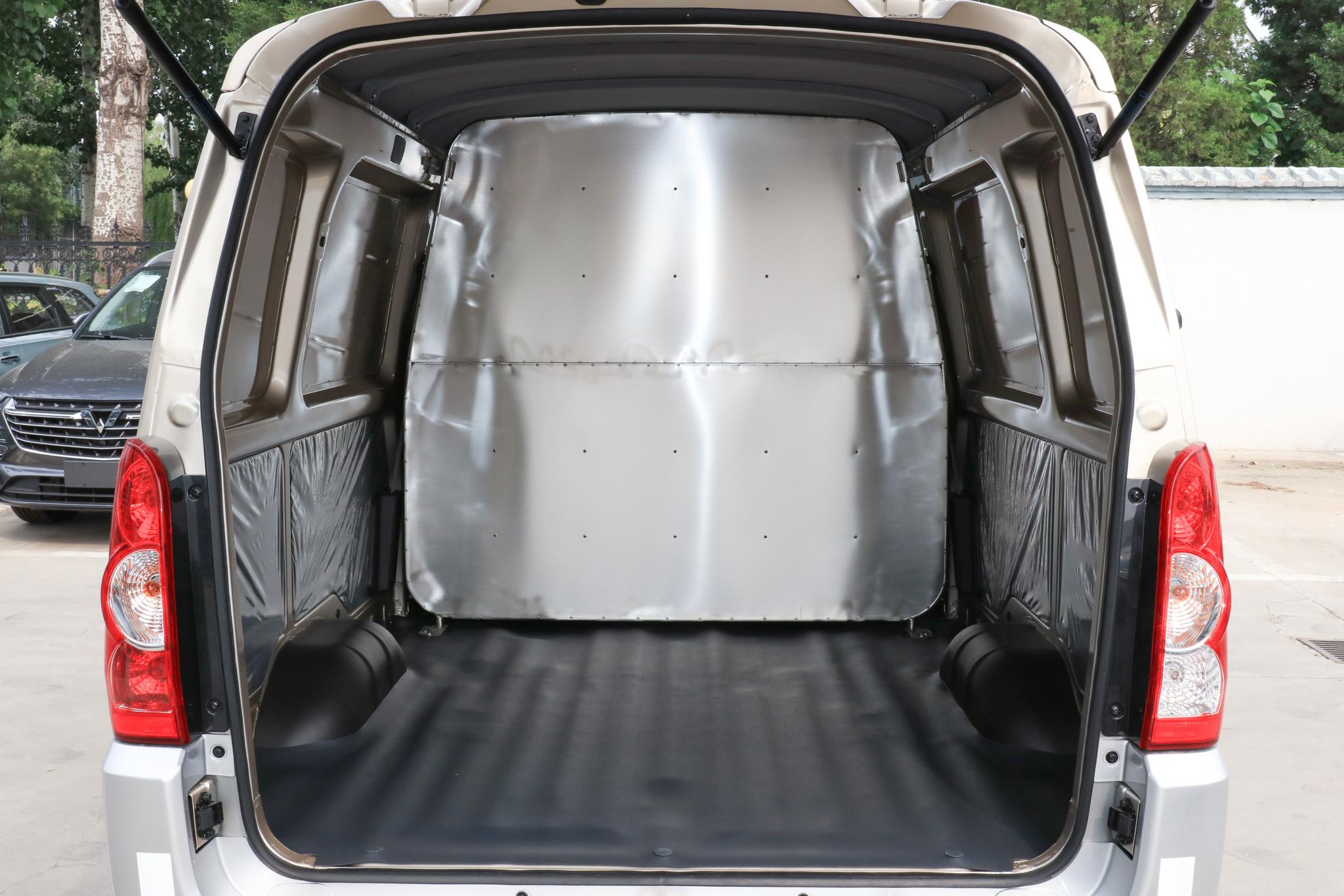 五菱荣光新卡2.0l用车感受,外观耐看空间大