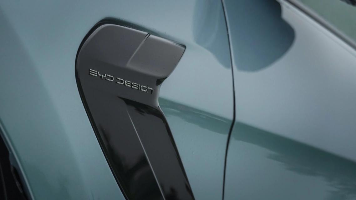 比亚迪海豹技术上的革新,比亚迪推出海豹是在和谁竞争