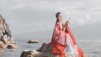 小说：单亲妈妈带娃上山挖药材，不料萌娃有异能，这下有得赚了