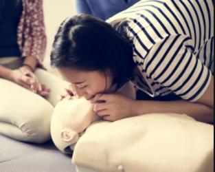 小孩上课睡觉被另一个同学打醒,小孩上课睡觉被老师叫醒打自己