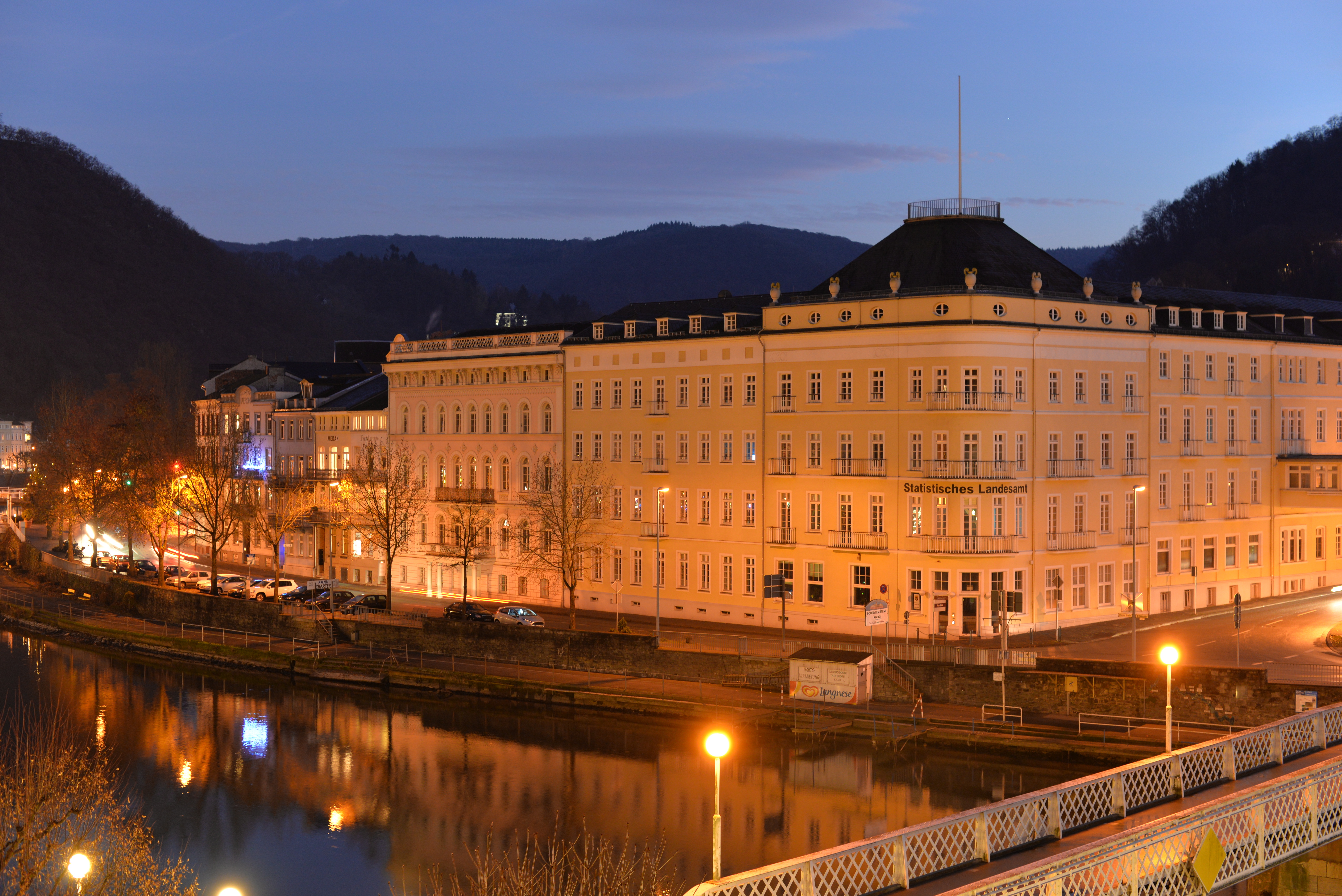 为何会出现一见钟情，她尝试用数学公式来解释这一现象