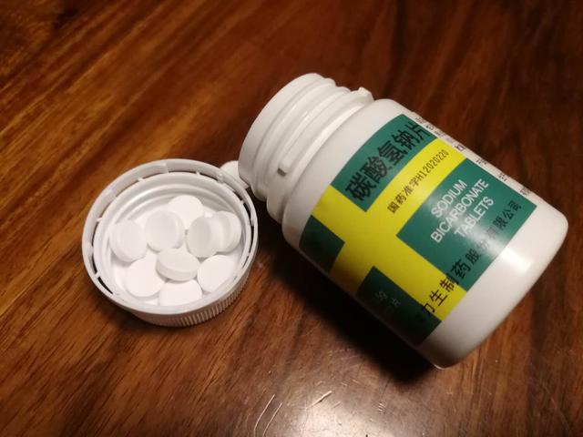 痛风患者的肾结石可以化小吗,痛风几年后出现血尿肾结石