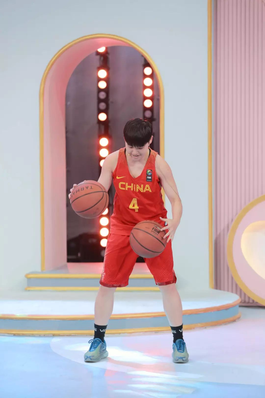 杨颖跟范丞丞同框的照片,杨颖和范丞丞摆pose