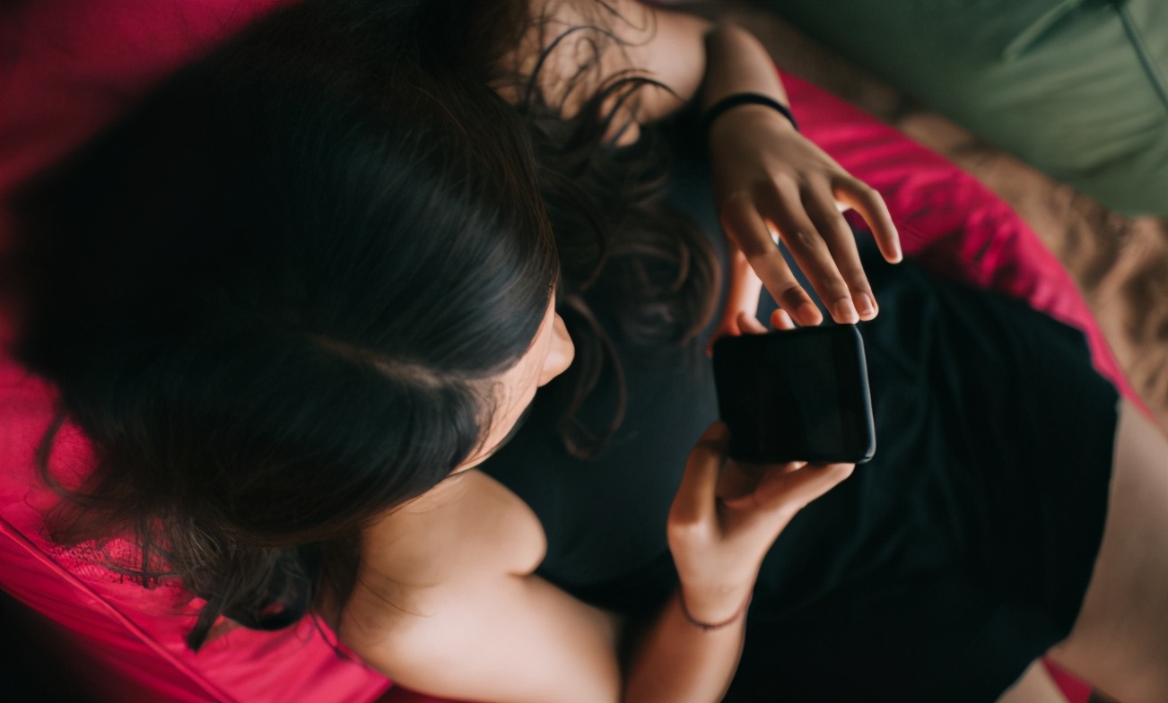 性感美女撕掉“胸部”秒变大叔，画面曝光：别再裸聊了