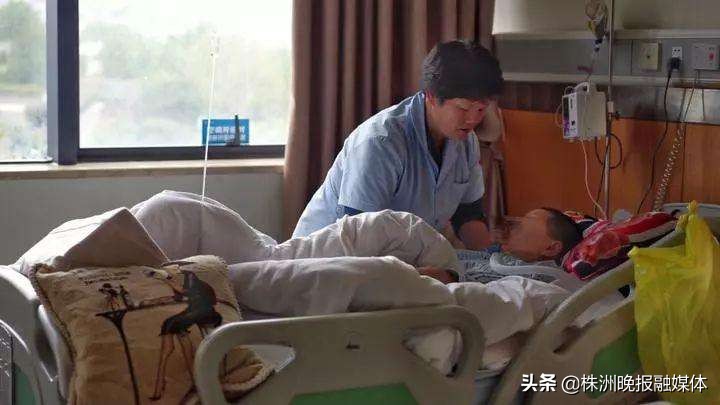 她悉心照料9年,忍痛“挨打”助丈夫恢复肢体机能