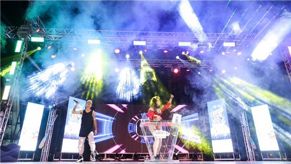 深坑旅奇妙夜泼水狂欢东欧火舞……佘山盛夏狂欢季从欢乐谷“出发”