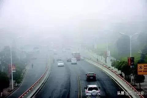 大雾天开车开内循环还是外循环,雾天开车能见度低时要开远光灯吗