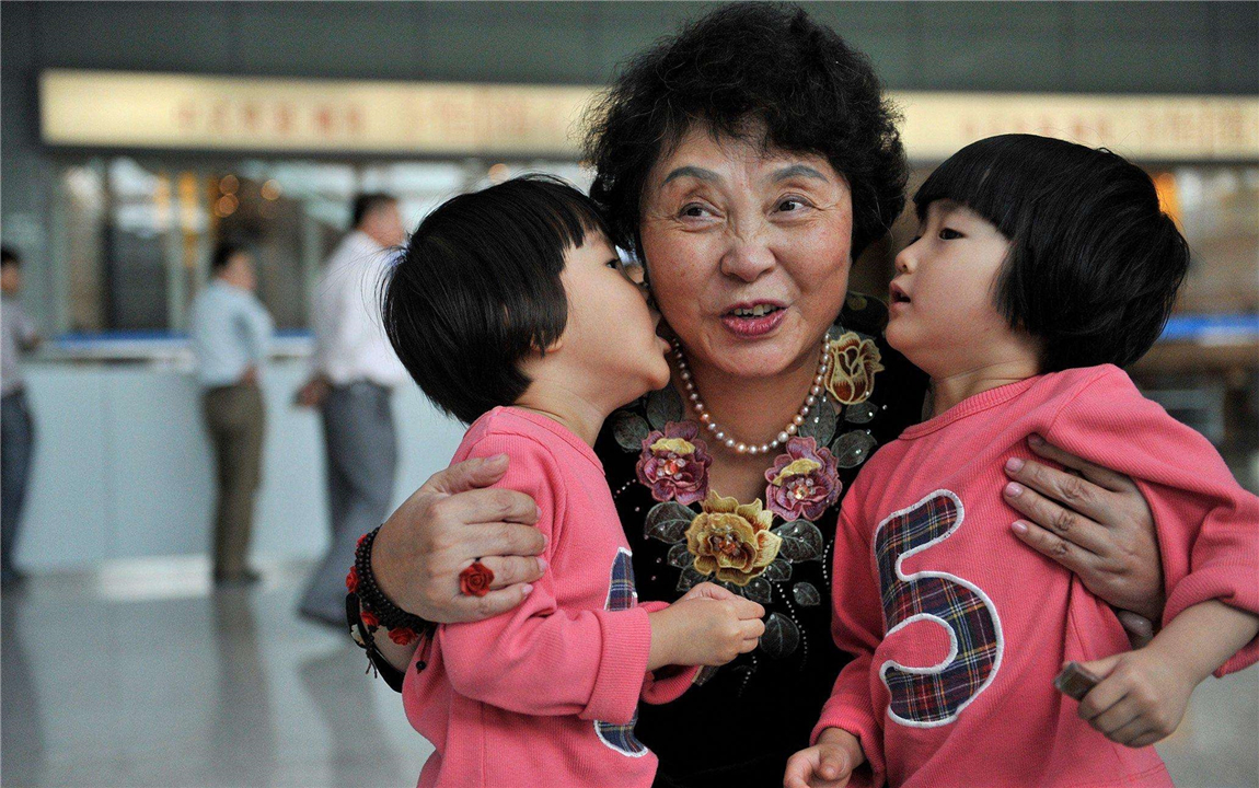 60岁失足老人生下双胞胎现状,60岁冒死生下双胞胎的老太太