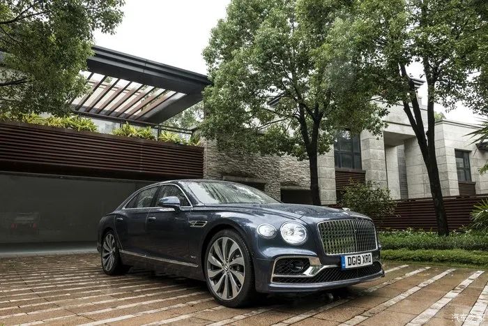 宾利飞驰对比迈巴赫s480气场,宾利飞驰街拍气场霸气视频