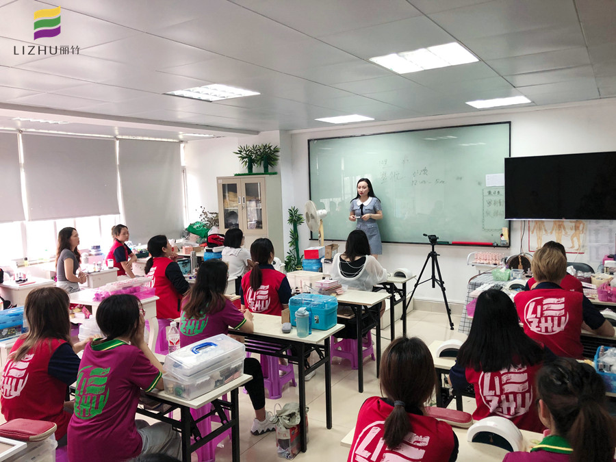 南昌学美甲有前途吗,在学校学美甲出来好找工作吗