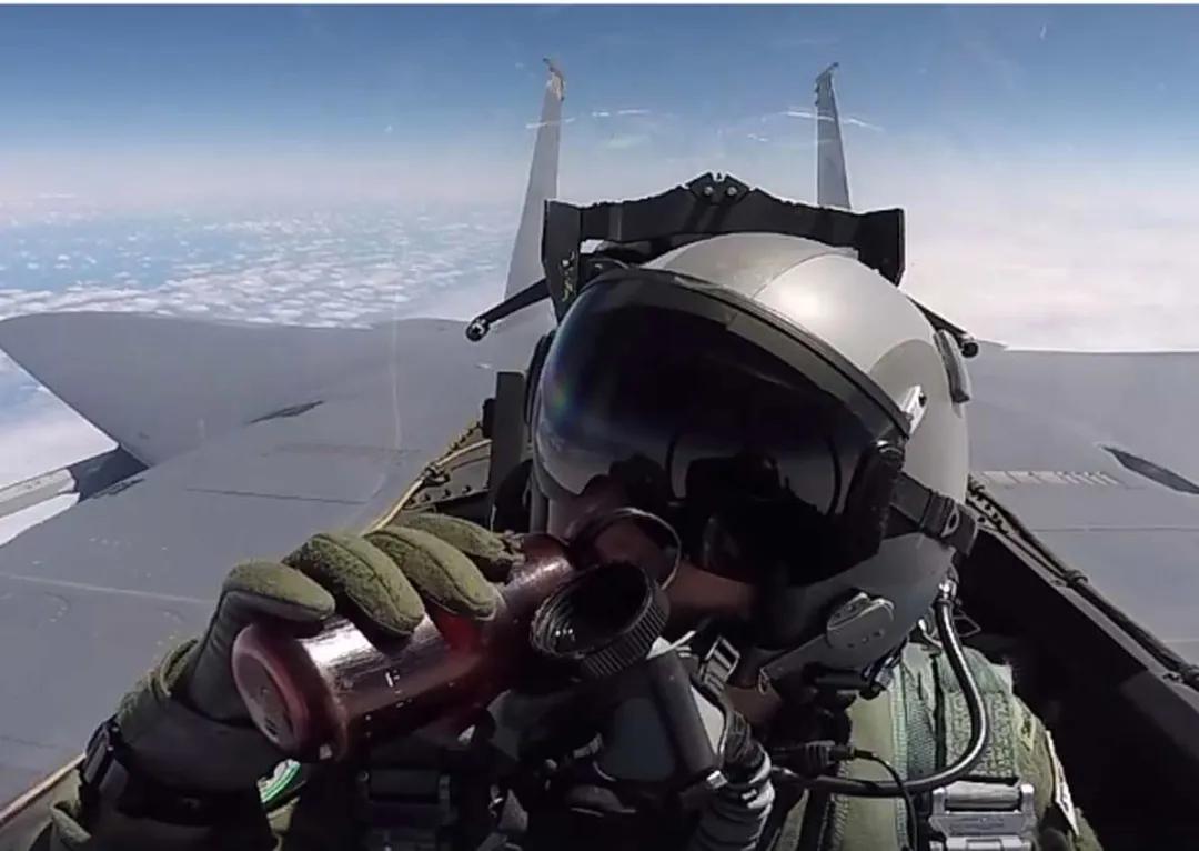 战斗机飞行员吃什么？美军敢作死、俄军的难以接受、中国菜品丰富