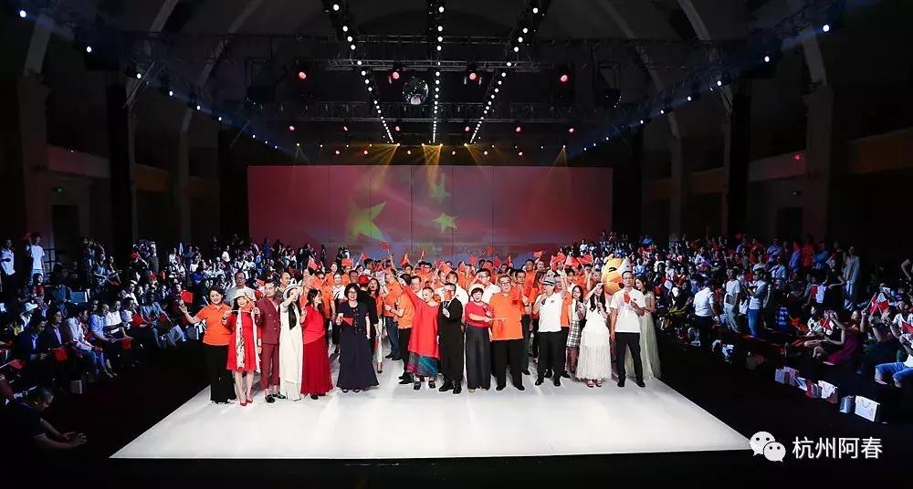 服装人放声高歌致敬祖国，广东时装周闭幕式上那激动人心的一刻