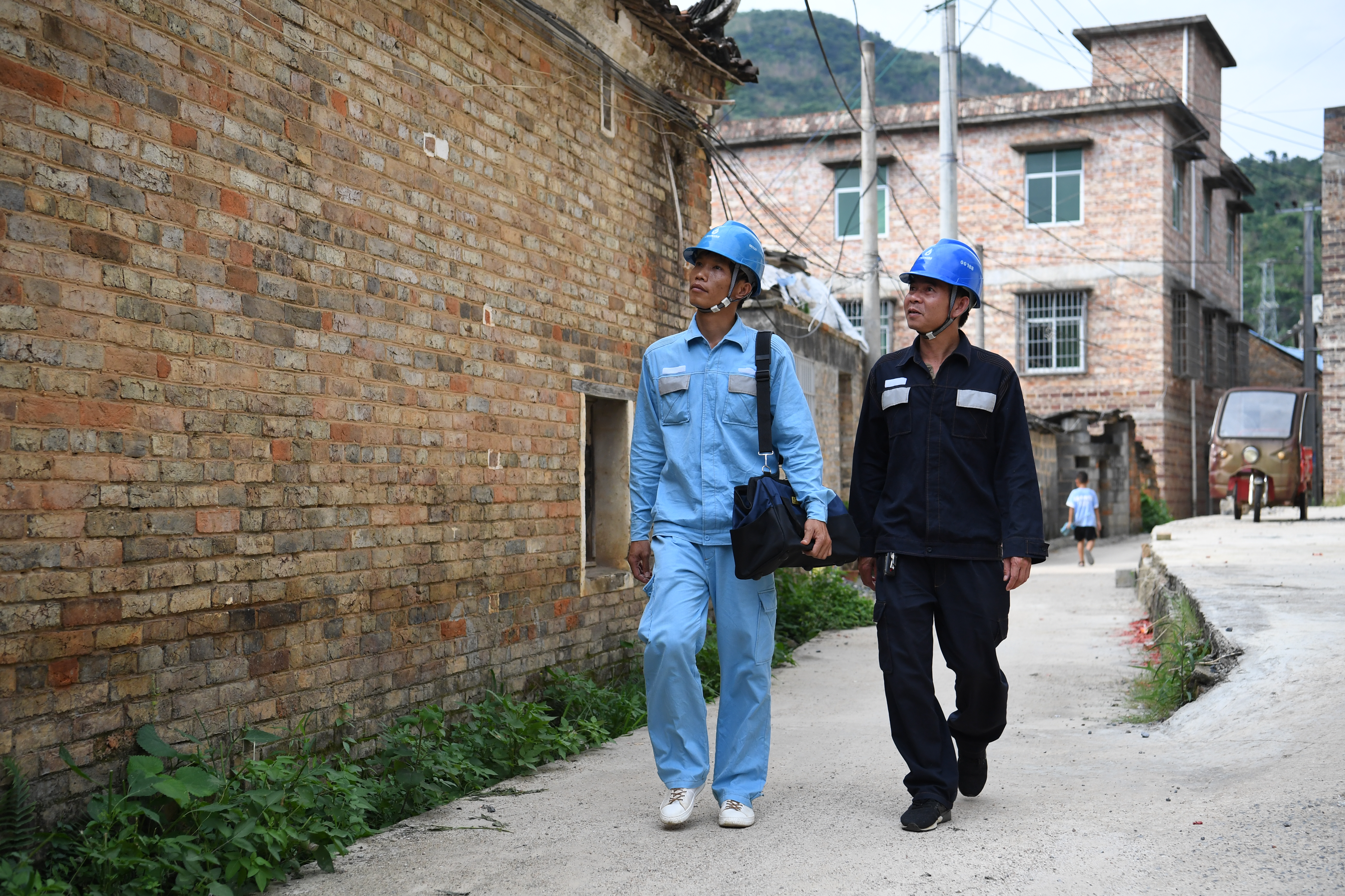 走向我们的小康田野上,走向我们的小康生活图片