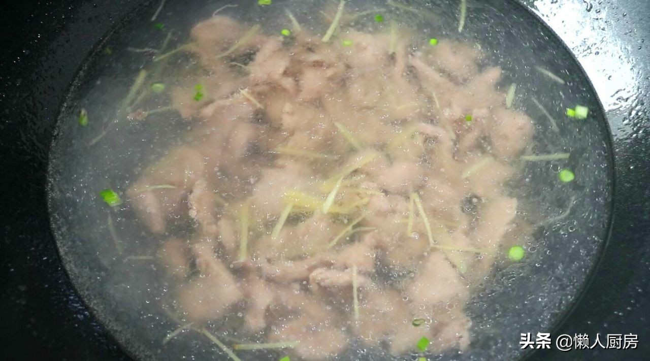 这是牛肉汤的懒人做法,肉嫩无腥味,好喝不油腻,味道香