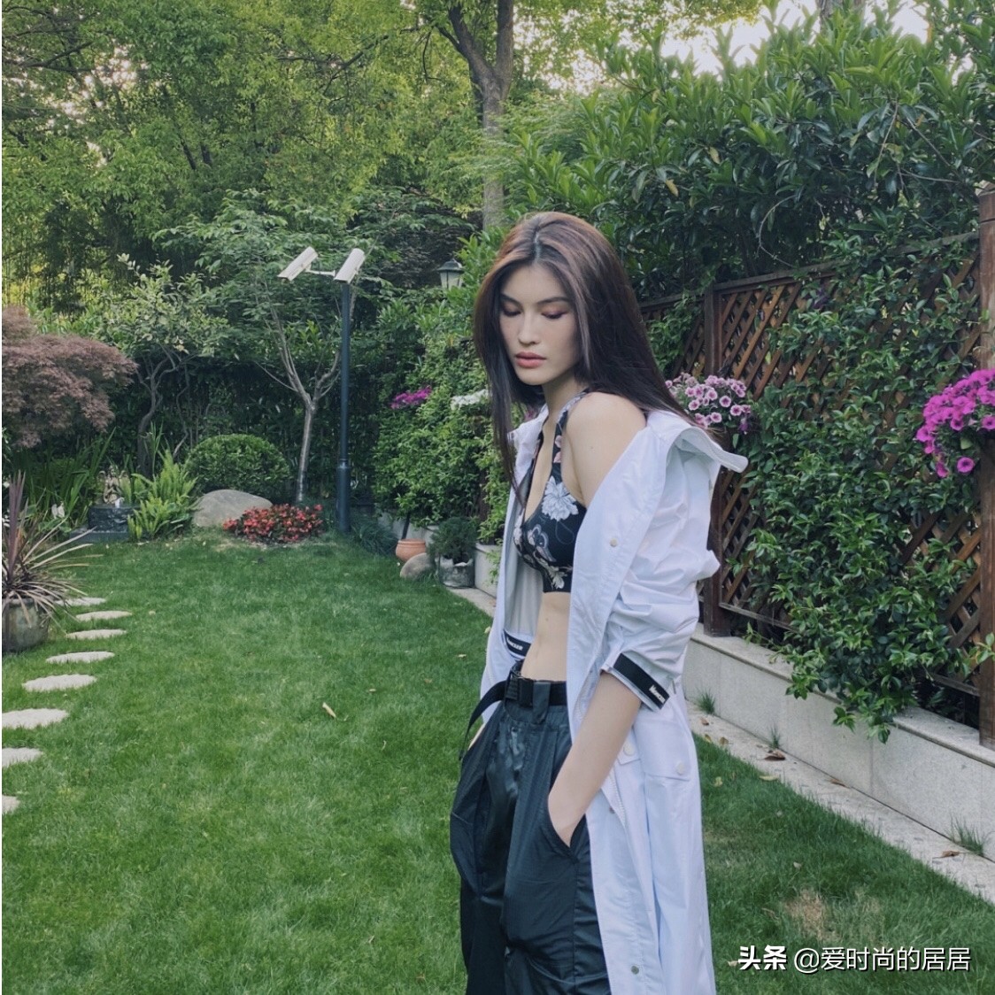 何穗竹节刺绣外套极其优雅，白色套装活泼可爱，运动裤酷感运动