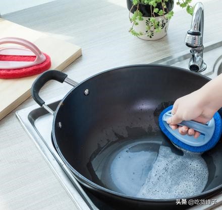 新买的不粘锅正确开锅方法,买来的新锅要怎么处理才能炒菜