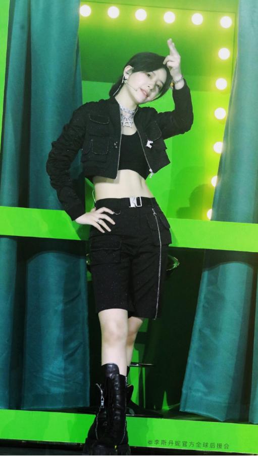 李斯丹妮的机车造型是真的辣,露腰又露腿,身材好果然敢穿