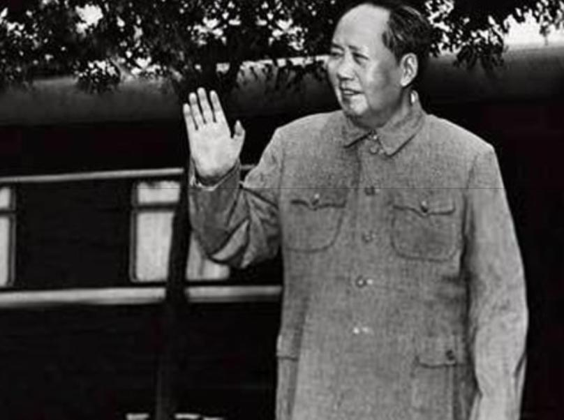 重庆谈判期间，毛主席一支烟让蒋介石后怕不已：此人不可轻视