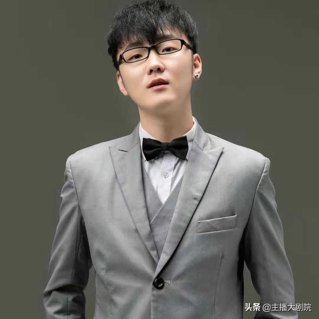 铁山靠正式收小样为徒,首徒粉丝质疑小样事迹